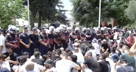 19 të lënduar nga përplasjet në protestën para Parlamentit, 4 policë mbeten në spital
