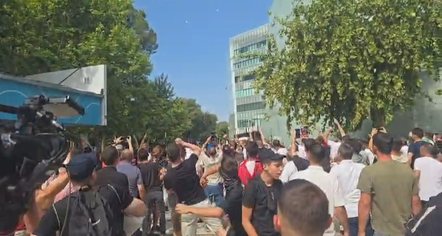 23 protestues të shoqëruar, 9 policë të lënduar, protesta para Parlamentit përfundon në përplasje të dhunshme