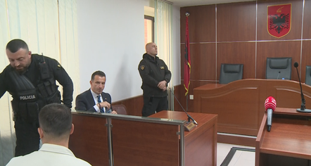  “Përplasja” me Dadon, shtyhet seanca, Veliaj citon Kushtetuesen për masën