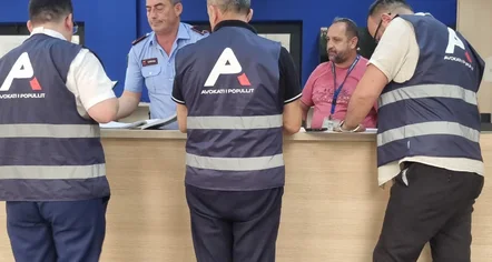 Pretendimet për dhunë ndaj një protestuesi të arrestuar, Avokati i Popullit nis verifikimet