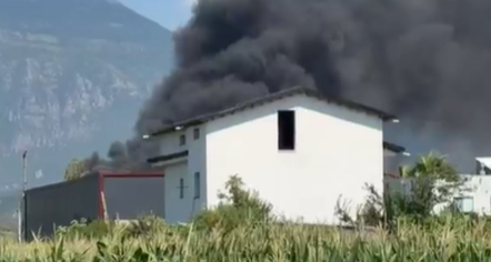 Zjarr në një varrezë makinash në Kamëz, shtëllunga të mëdha tymi mbulojnë zonën