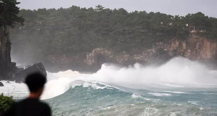 Supertajfuni Bavi godet Paqësorin, erëra deri në 315 km/orë, evakuime masive 