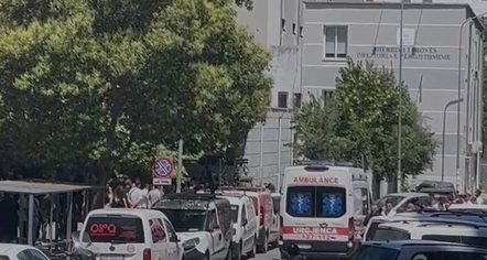 Protestuesi i ndaluar nuk u ndje mirë, mbërrin ambulanca në Gjykatën e Tiranës 