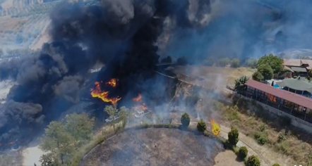 Përkeqësohet situata nga zjarri në Fier, flakët avancojnë drejt një lokali, pritet ndërhyrje nga ajri