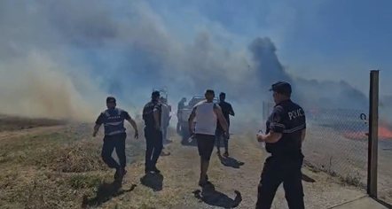 Përhapet me shpejtësi zjarri në Fier, flakët përfshijnë depot e ujit, rrezikohen banesa