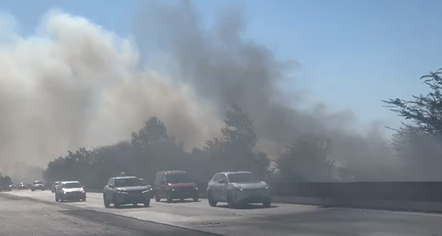 Bllokohet autostrada Durrës-Tiranë, mbulohet nga tymi i zjarrit në Shijak