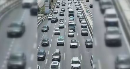 Gjobat nuk mjaftojnë, korsia e emergjencës, sërish e pushtuar në autostradën Tiranë-Durrës