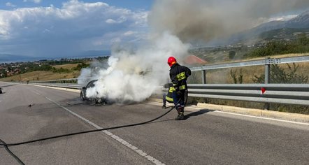 Merr flakë një automjet në aksin Qafë Plloçë-Pogradec