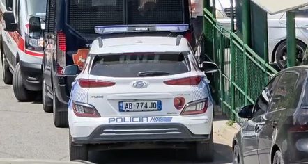 E rëndë në Kamëz, 16-vjeçari qëllon me thikë xhaxhanë