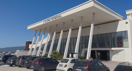 Shkak linjat ajrore, nisja e sezonit sjell më pak udhëtarë në Portin e Vlorës