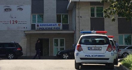  Hyri në marrëdhënie me dhunuesen e 17-vjeçares, pezullohet polici në Fier