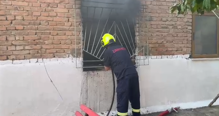 Humbi jetën nga zjarri që përfshiu banesën, 72-vjeçari ia vuri vetë flakën shtëpisë