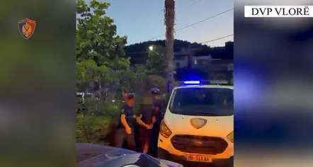 Shisnin drogë në plazhe e lokale, arrestohen 5 persona në Vlorë, mes tyre 2 italianë