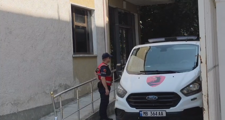  Vajzat që dhunuan 17-vjeçaren dalin para gjykatës, nëna e njërës prej adoleshenteve: Shkolla na dëboi, psikologia qeshi me ne