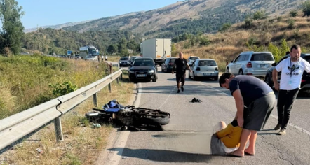 Aksident i rëndë në aksin Gjirokastër-Tepelenë, motoçiklisti përplaset me maunen dhe humbet këmbën