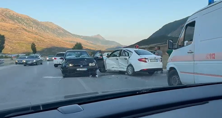 Tjetër aksident në aksin Gjirokastër-Tepelenë, përplasen dy automjete