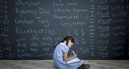 Studimi: Të flasësh disa gjuhë mund ta mbajë trurin deri në 13 vjet më të ri