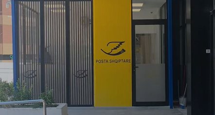 Dyshohet se përfitoi rreth 700 mijë euro, shkarkohet drejtoresha e Postës së Durrësit