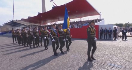 Franca kujton “Ditën e Bastijës”, ushtarët ukrainas parakalojnë në Champs-Elysees