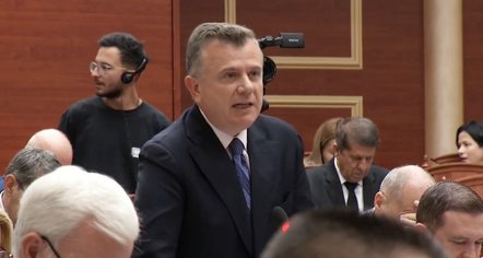 Balla: Të ndalen ndërtimet gjatë sezonit turistik, po u prishim pushimet turistëve