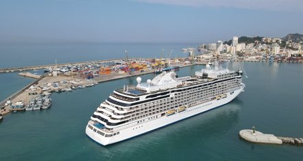 “Seven Seas Splendor” mbërrin për herë të parë në Portin e Durrës