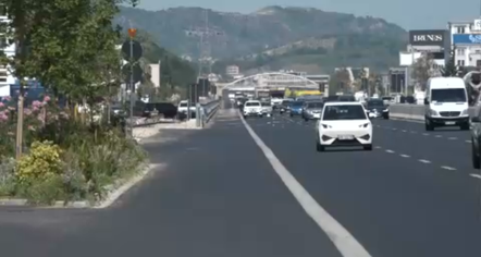  Kursejnë kohën, rrezikojnë jetën, këmbësorët kalojnë mbi barrierat e autostradës, nisin gjobat