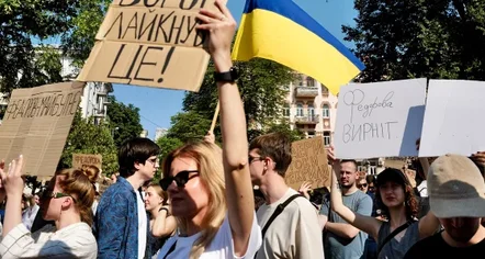 Shkarkimi i ministrit të mbrojtjes nga Zelensky shkakton protesta në Ukrainë