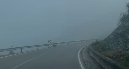 Mjegull e pazakontë mbulon Liqenin e Fierzës, fenomen i rrallë për korrikun