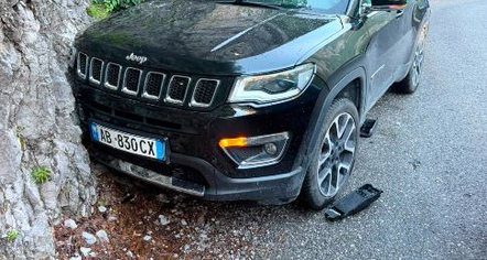 Incident në rrugën e Dukagjinit, gurët bien mbi makinën e turistëve