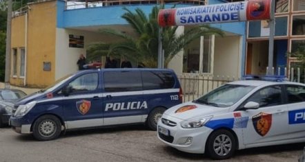 Dhunuan dhe kërcënuan me thikë oficerin e Policisë në Sarandë, shpallen në kërkim 3 autorët