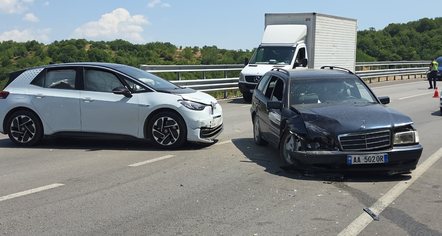 Aksident në Qafë Plloçë, përplasen dy automjete plagosen shoferi dhe një fëmijë