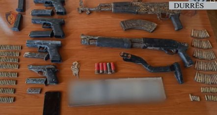Zbulohet një bazë armësh dhe municionesh në Manzë, arrestohet një 20-vjeçar