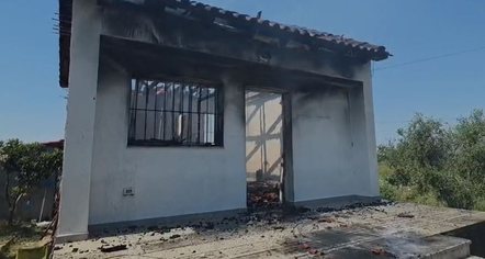 Përfshihet nga flakë banesa në Stan-Karbunar të Lushnjës