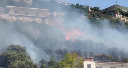 Zjarr mbi tunelin e Vlorës, flakët i afrohen banesave te Uji i Ftohtë