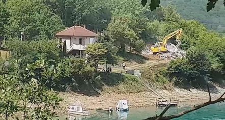 Shembja e vilave në zonën e Ujmanit, dyshohet se i përkasin kryetarit të Mitrovicës së Veriut dhe vëllait