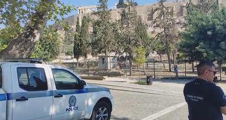 Tmerrohen turistët! Sulmohet me thikë çifti greko-amerikan në Akropolis