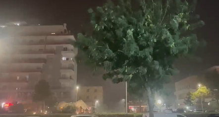 Stuhi e fortë godet Vlorën, era rrëzon pemë dhe dëmton bare e restorante