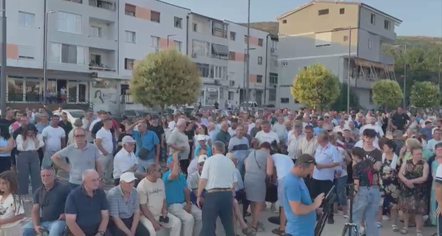“Jo bashkimit me Librazhdin!”, banorët në Përrenjas protestë kundër Reformës Territoriale