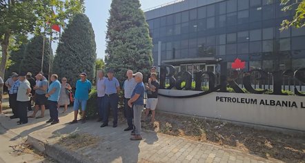 7 muaj pa u paguar qiraja e tokës, banorët e 7 fshatrave protestojnë përpara Bankers Petroleum