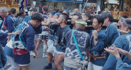 Gratë ankohen për “ngacmim nga qimet”, burrat në Tokio të Japonisë me të shkurtra në punë