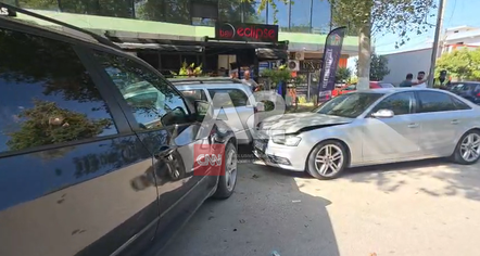 Drejtuesi i BMW humb kontrollin dhe përplaset me dy makina, një person përfundon në spital