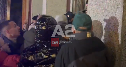 Protesta në Durrës, banorët përplasen me policinë dhe tentojnë të hyjnë me forcë në bashki