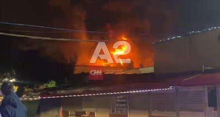 Zjarr në tregun “5 maji” në Tiranë, forcat zjarrfikëse po luftojnë me flakët