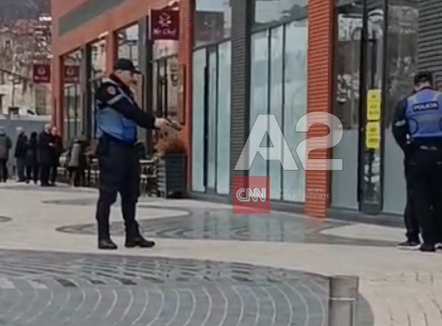 Momenti kur i vihen prangat grabitësit të bankës