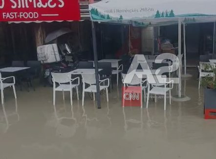 Pedonalja e Beratit nën ujë, dëme në dhjetëra biznese dhe vështirësi qarkullimi