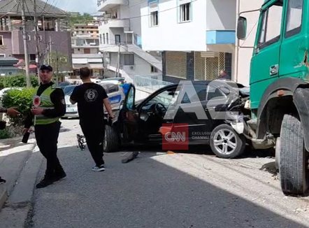 I dehur në timon, shoferi i komunales në Gjirokastër aksidenton 7 automjete