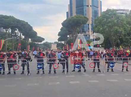  Ndeshja Shqipëri-Izrael, policia vendos gardh metalik te ura e Lanës