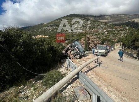 Përmbyset kamioni në Palasë, plagosen 3 persona