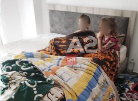 Flet nëna nga Durrësi që kishte mbyllur tre fëmijët në shtëpi: Punoj banakiere, veshkën e shes dhe ata s'i braktis!