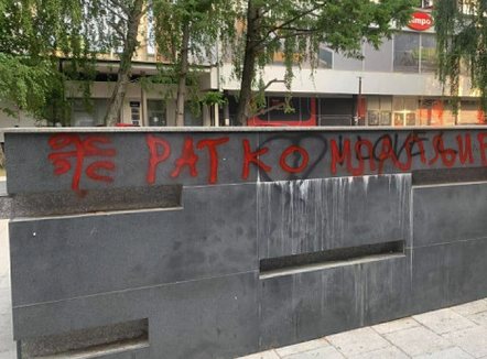 Sërish grafite në Bujanoc me emrin e kriminelit të luftës Ratko Mlladiç
